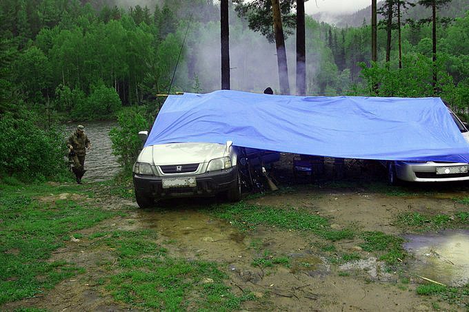 Тарпаулин не заменим на природе