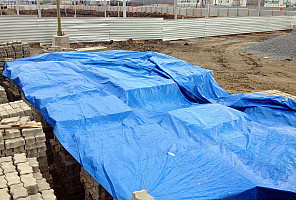 Укрытие тротуарной плитки из тарпаулина 180